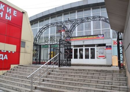    Премьер ДНР заявил, что в республике цены несколько выше ростовских. Жители говорят об огурцах в несколько раз дороже