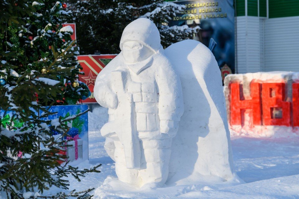     В Новосибирске курсанты НВВКУ построили снежный городок. Фото: предоставлено Евгением Шевердуком