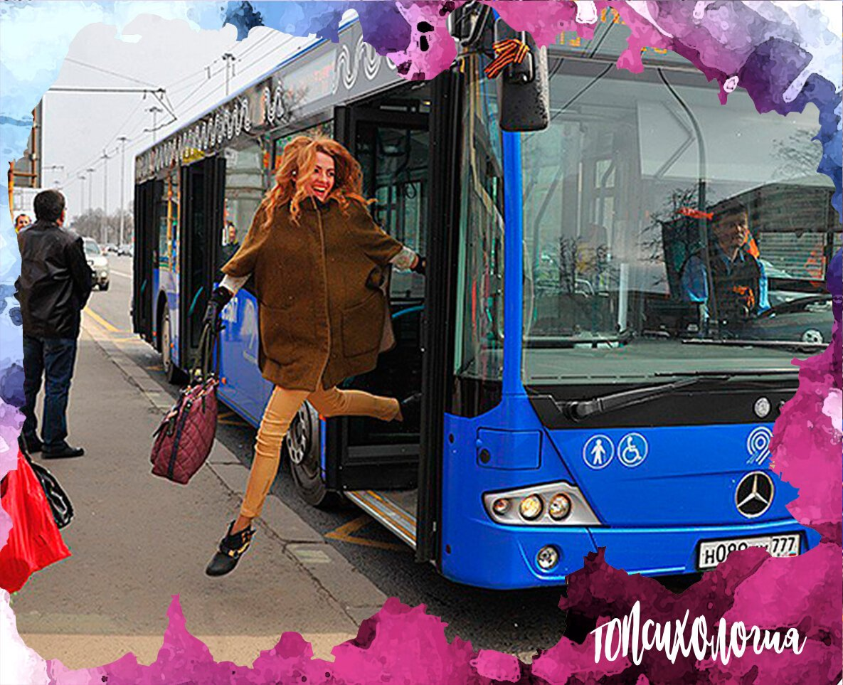 Проезд в городском транспорте москвы. Автобус общественный транспорт. Человек едет в транспорте. Пассажиры на остановке. Люди в транспорте.