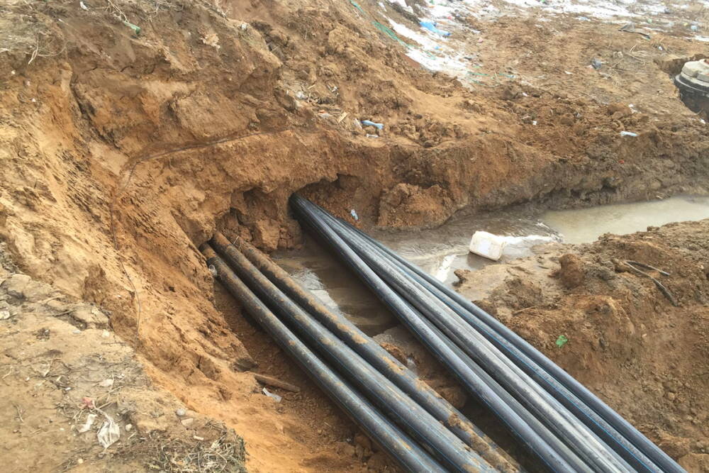 Прокладка сетей водоснабжения. Наружные сети канализации. Инженерные коммуникации трубы. Канальная прокладка наружной теплосети д 100. Прокладка коммуникаций.