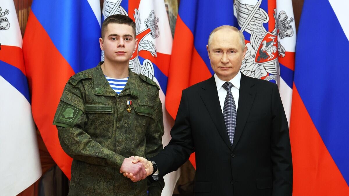    Верховный Главнокомандующий, президент РФ Владимир Путин на церемонии награждения боевыми орденами и медалями военнослужащих, проявивших мужество и героизм при выполнении боевых задач в ходе СВО© РИА Новости / Михаил Климентьев