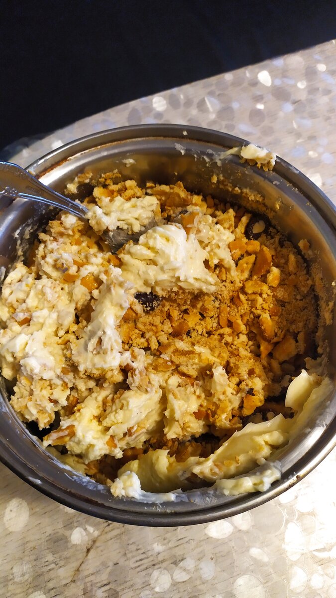 Торт мешали.