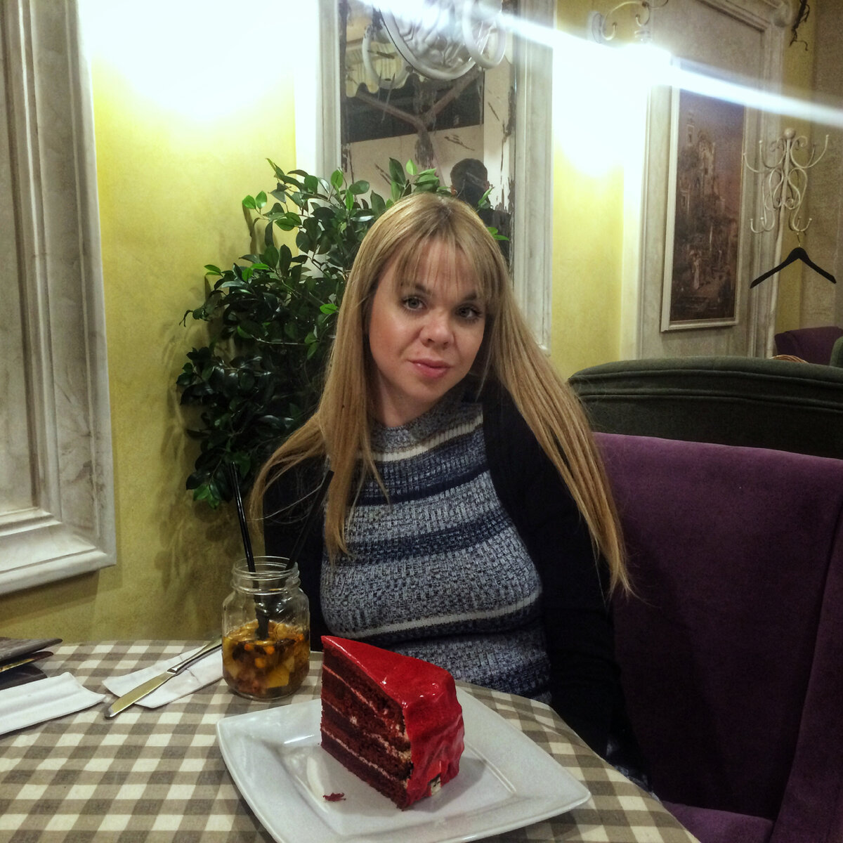 Чуть позже после описанного события. В платье, подаренном Машей.