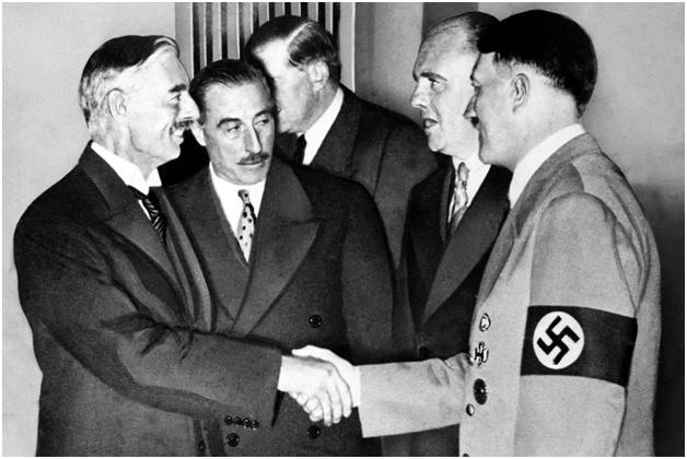 Н. Чемберлен и А. Гитлер. Фотография 30 сентября 1938 г., Мюнхен.
