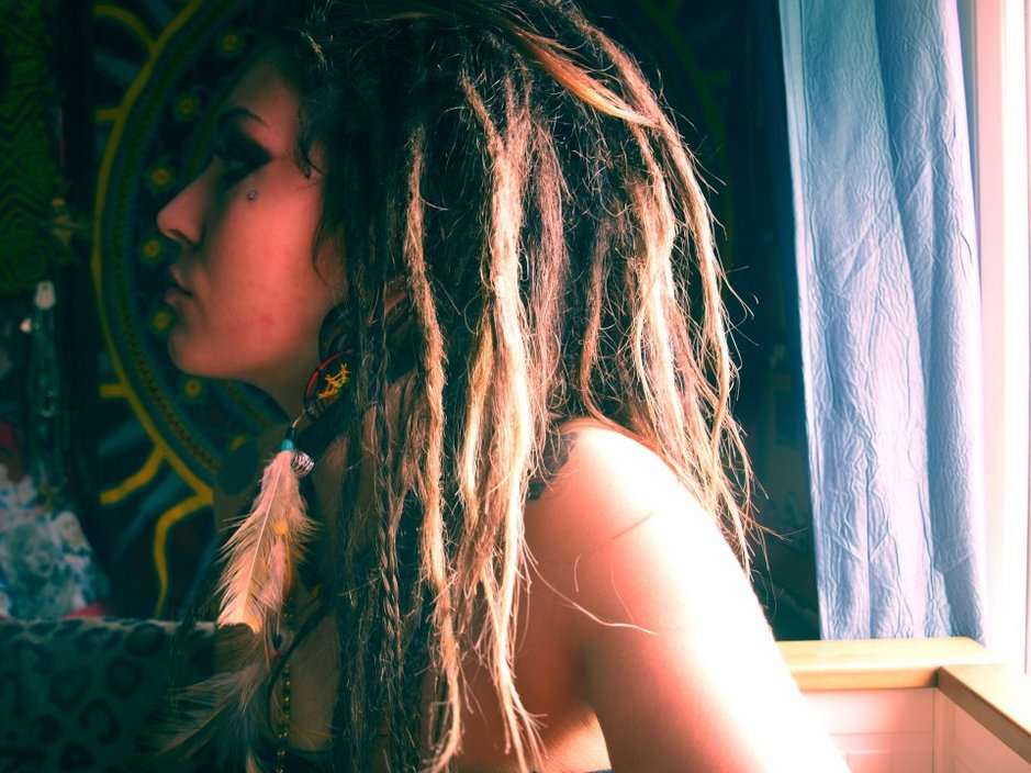  Девушка с дредами, иллюстративное фото из Яндекс.Картинок