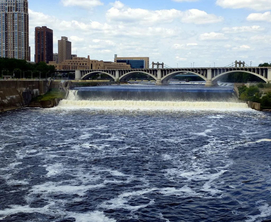 Открытая река. Saint Anthony Falls Миссисипи. Водопад сент-Антони. Водопад Миссисипи. ГЭС на Миссисипи.