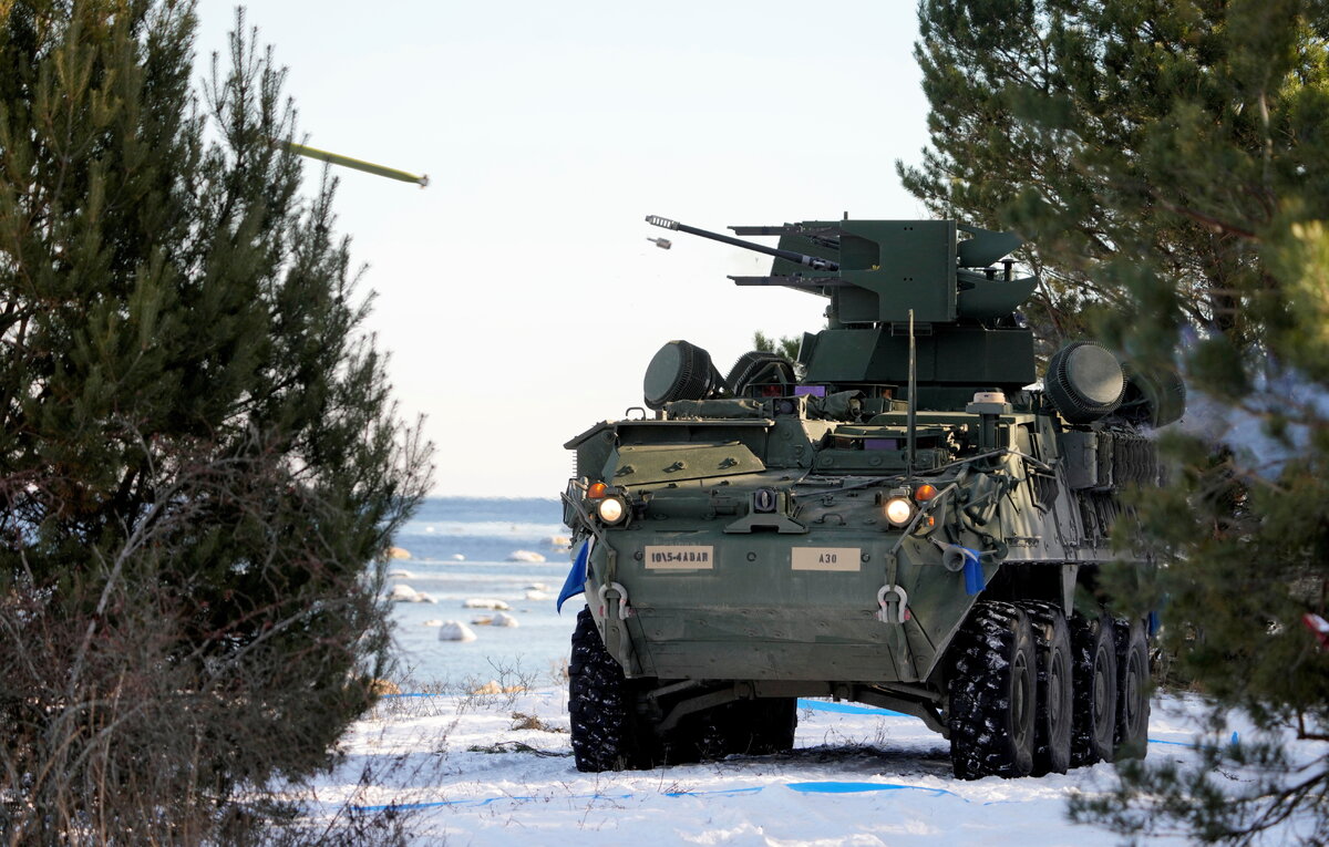   Боевая бронированная машина Stryker  REUTERS/Ints Kalnins