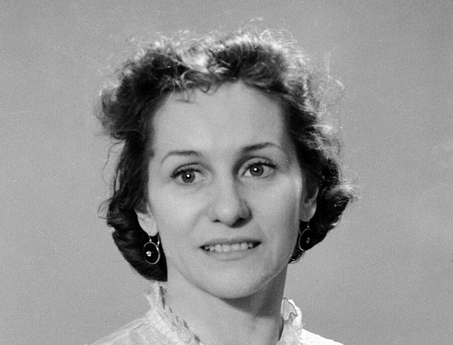 Ольга Васильевна Лепеши́нская (28 сентября 1916, Киев — 20 декабря 2008, Москва) — советская артистка балета, балетный педагог, общественный деятель. Прима-балерина Большого театра; народная артистка СССР (1951), лауреат четырёх Сталинских премий (1941, 1946, 1947, 1950). Кавалер ордена Ленина (1971). Материал взят из свободного источника.