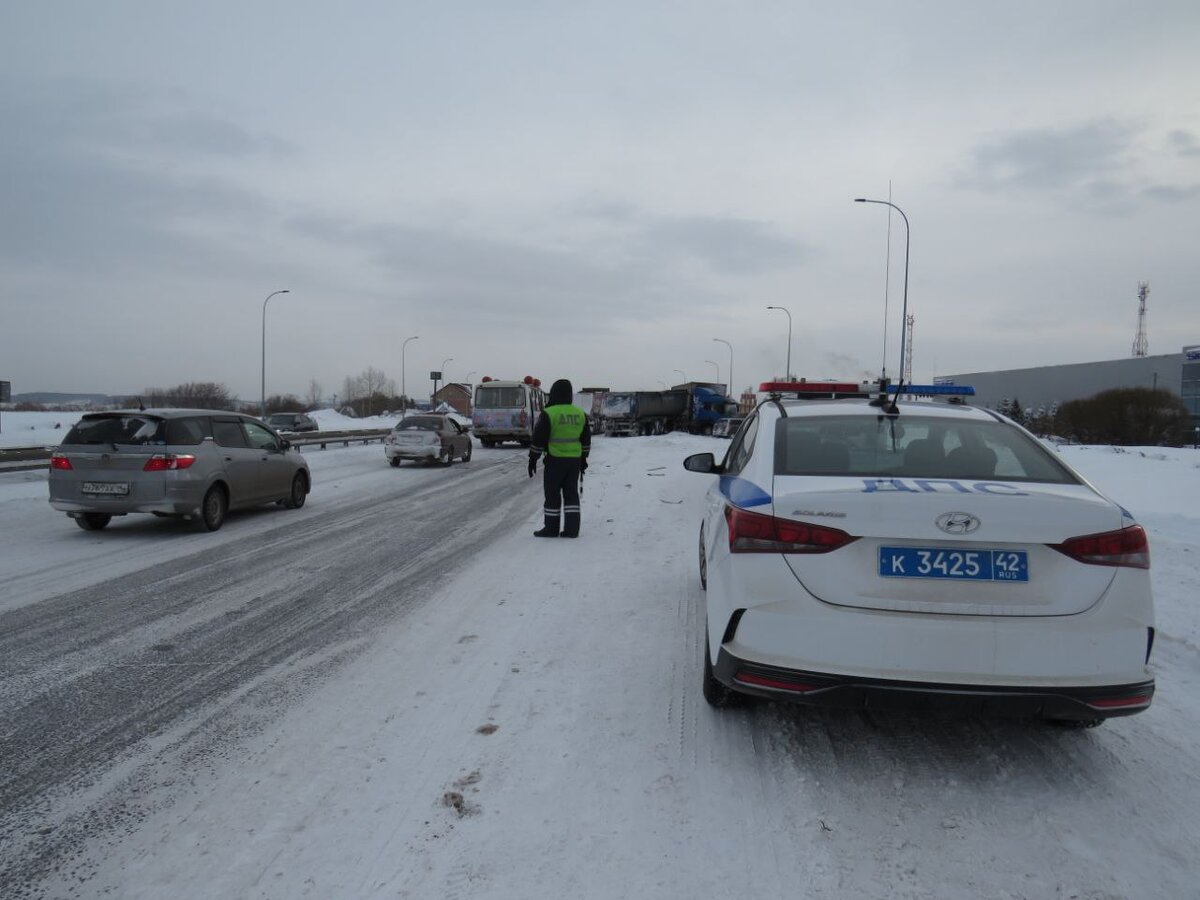 Стали известны подробности массового ДТП с 13 автомобилями на кузбасской  трассе | A42.RU | Дзен