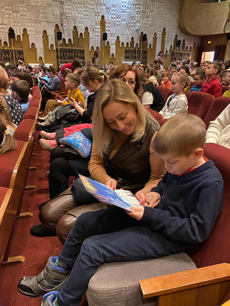 Фото автора. Изучаем программку, Петя сразу заинтересовался персонажами, которых нет у Андерсена 