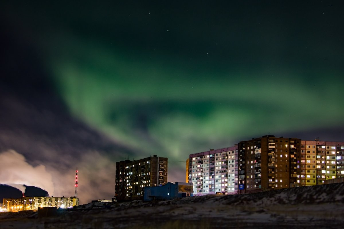 Города севера. Талнах Северное сияние. Норильск Северное сияние. Норильск Северное сияние 2020. Дудинка Красноярский край Северное сияние.