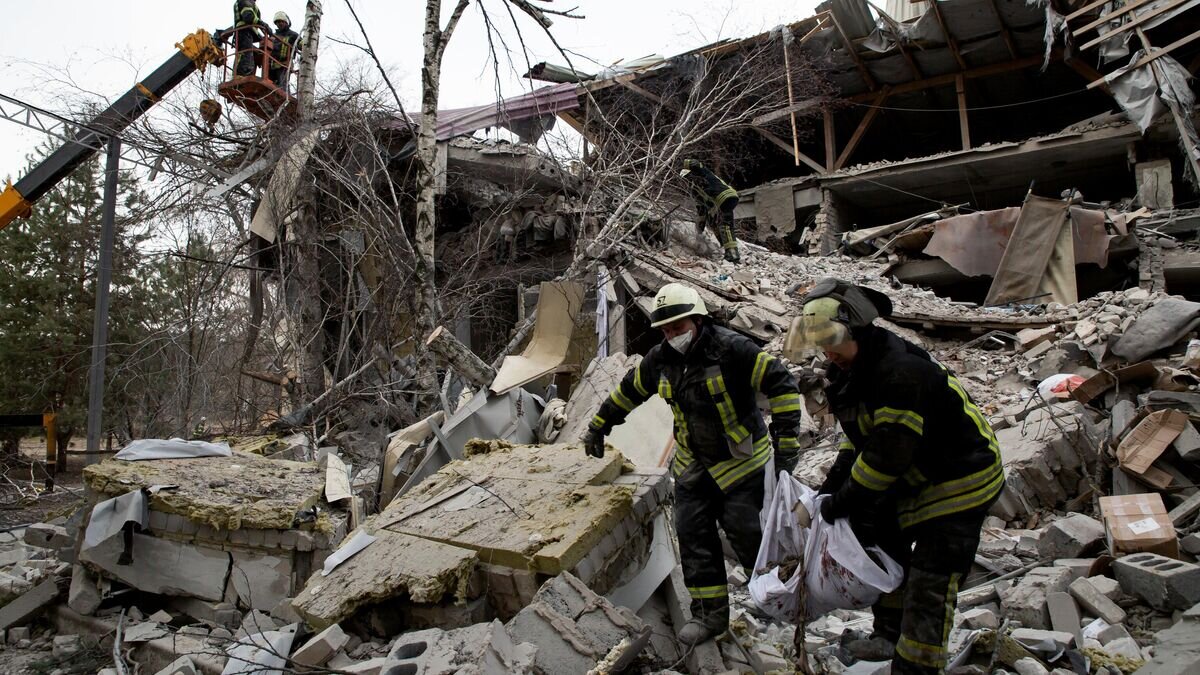    Сотрудники экстренных служб разбирают завалы у здания районной больницы в Новоайдаре в ЛНР, по которой украинские военные нанесли удар из РСЗО HIMARS© РИА Новости / Максим Захаров