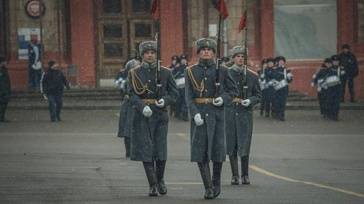     В преддверии праздничной даты в Волгограде прошла репетиция парада, а еще коммунальщики во всю убирают и украшают город, а также спешно обновляют разметку на переходах. Сегодня горожане смогли посмотреть на уникальный «Поезд Победы».