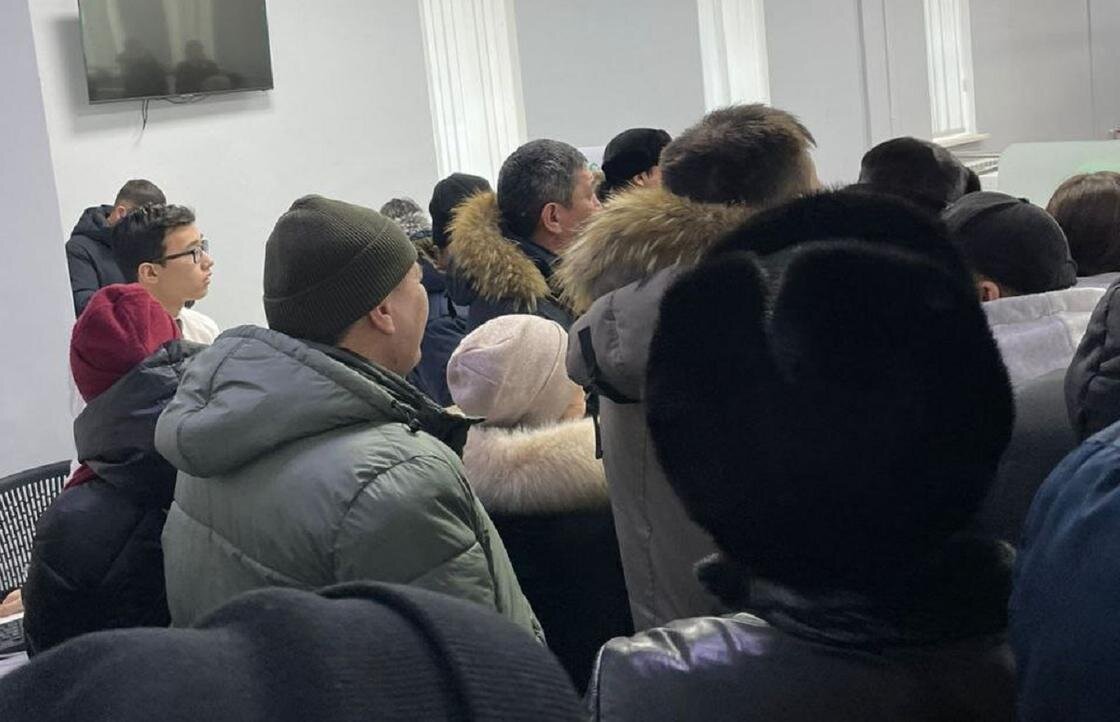    Очередь в банке утром:NUR.KZ / Алена Бутенко