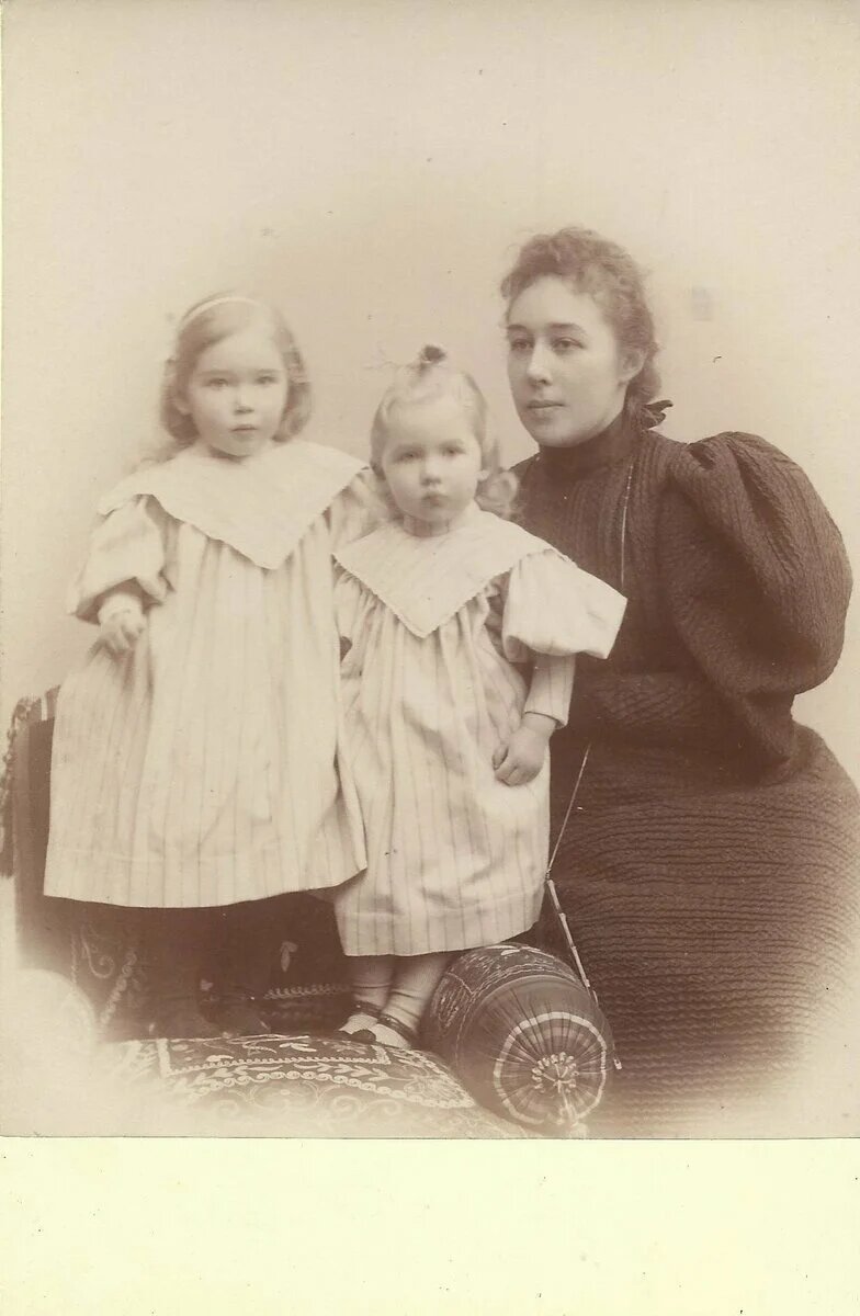 Александра Боткина-Третьякова с дочерьми 
