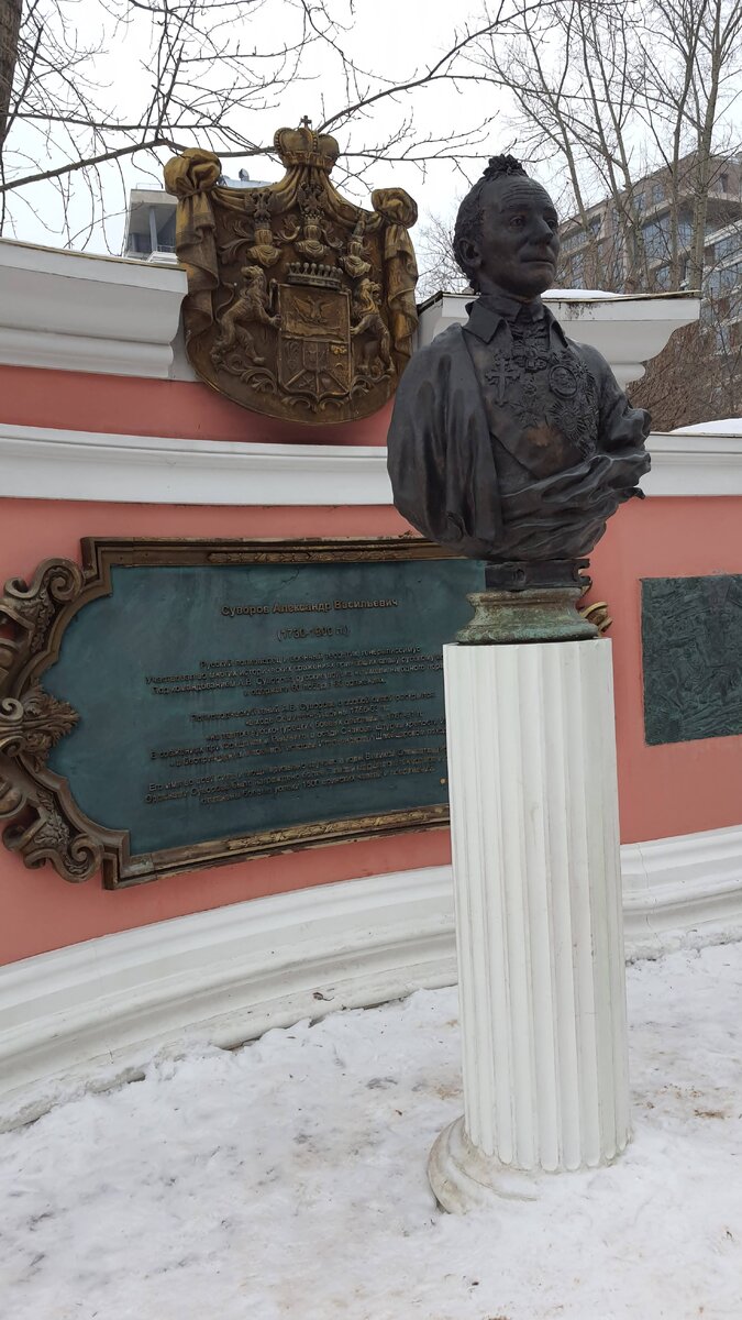 Памятник А. В. Суворову напротив часовни