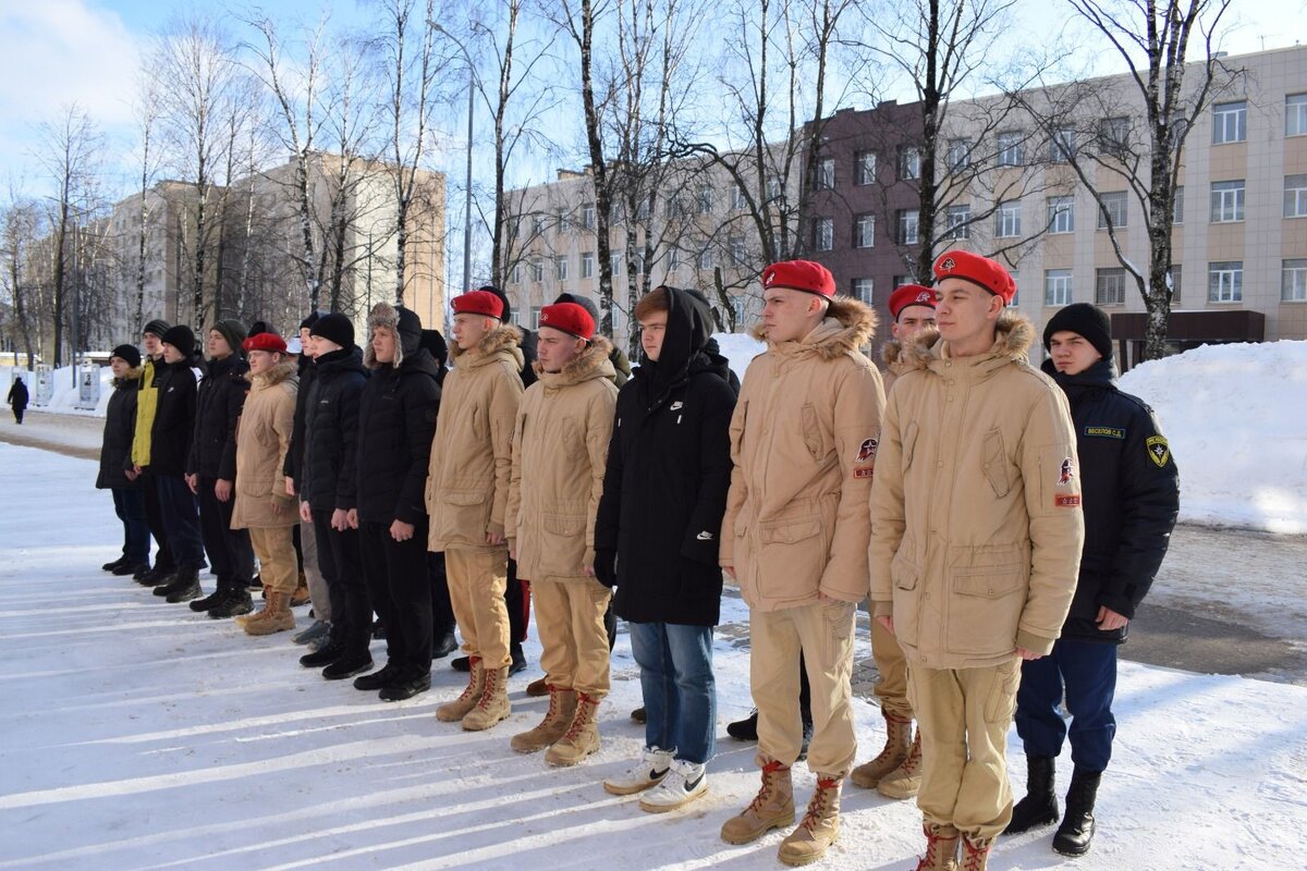   Двадцать пять школьников и студентов провели один день в военном университете радиоэлектроники, посмотрели военный быт, узнали о специальностях вуза