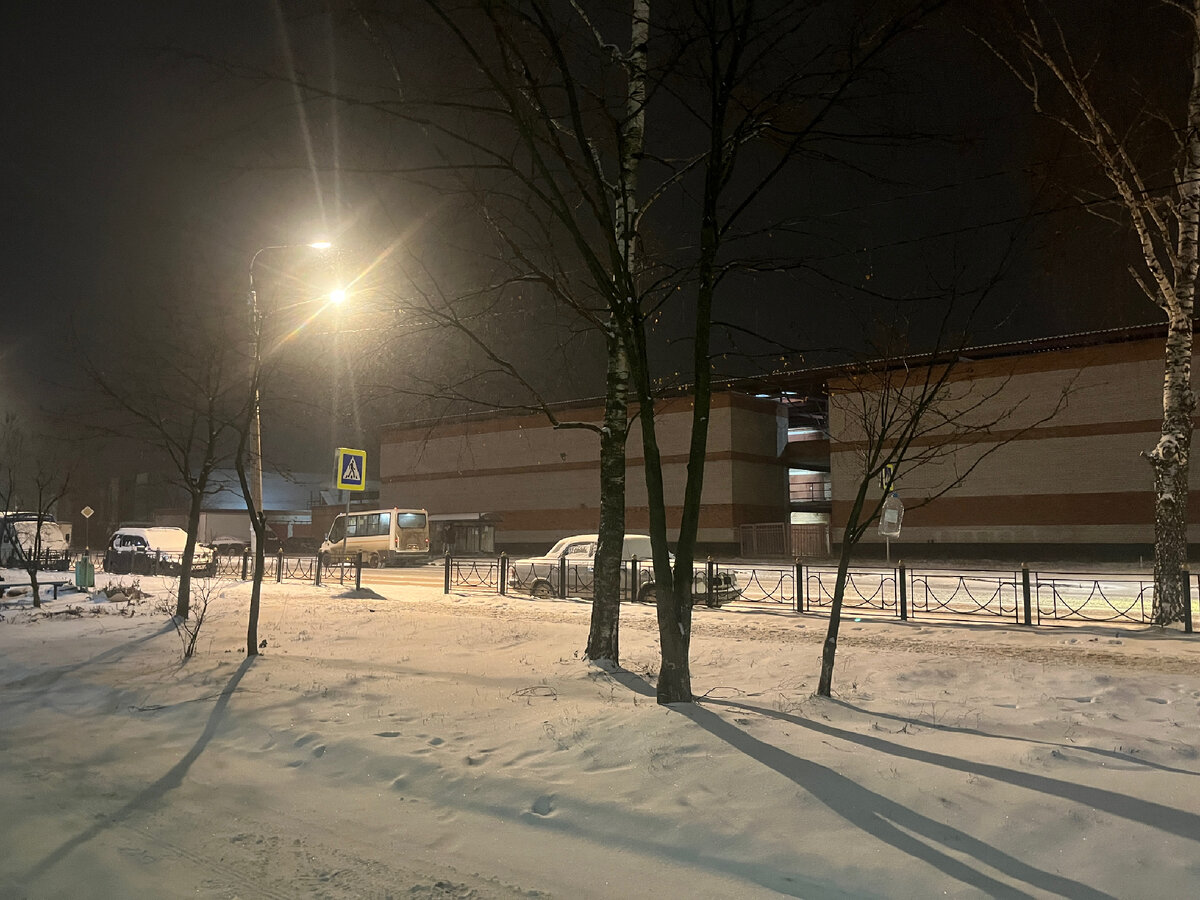 Первый густой снежный покров лег на землю улицы Журавлева. Вышли кататься с ребенком на ватрушке в первый раз за эту зиму.