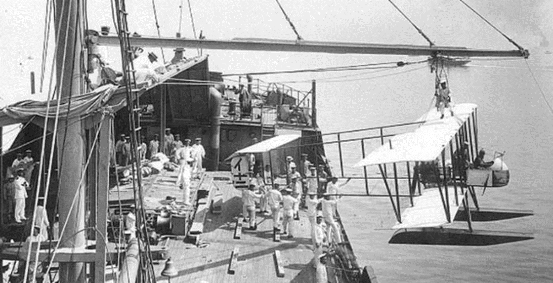 Один из первых самолётов японского флота, гидроплан на базе французского «Farman» MF.7, поднимают на борт гидроавиатранспорта «Вакамия»