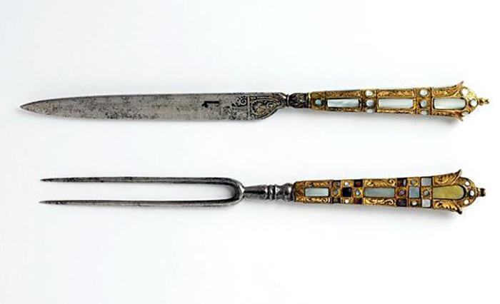 Французская вилка к. 1500 - н. 1600-х гг. Стальная, декорирована перламутром.
Источник: https://kulturologia.ru/blogs/250318/38336/