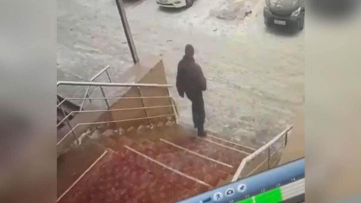    Подозреваемый выходит из здания:Polisia.kz