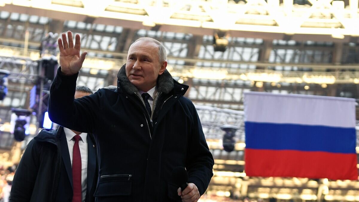    Президент РФ Владимир Путин на митинге-концерте "Слава защитникам Отечества!"© РИА Новости / Максим Блинов