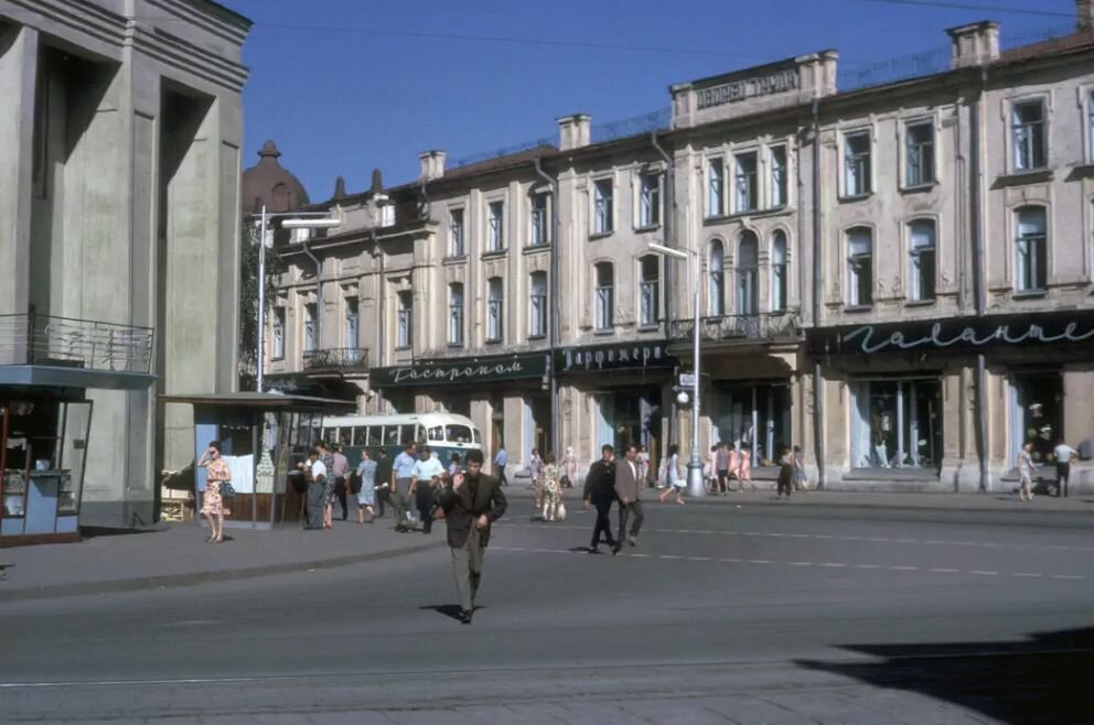 Тот самый иркутский гастроном на углу ул. К.Маркса и Ленина.