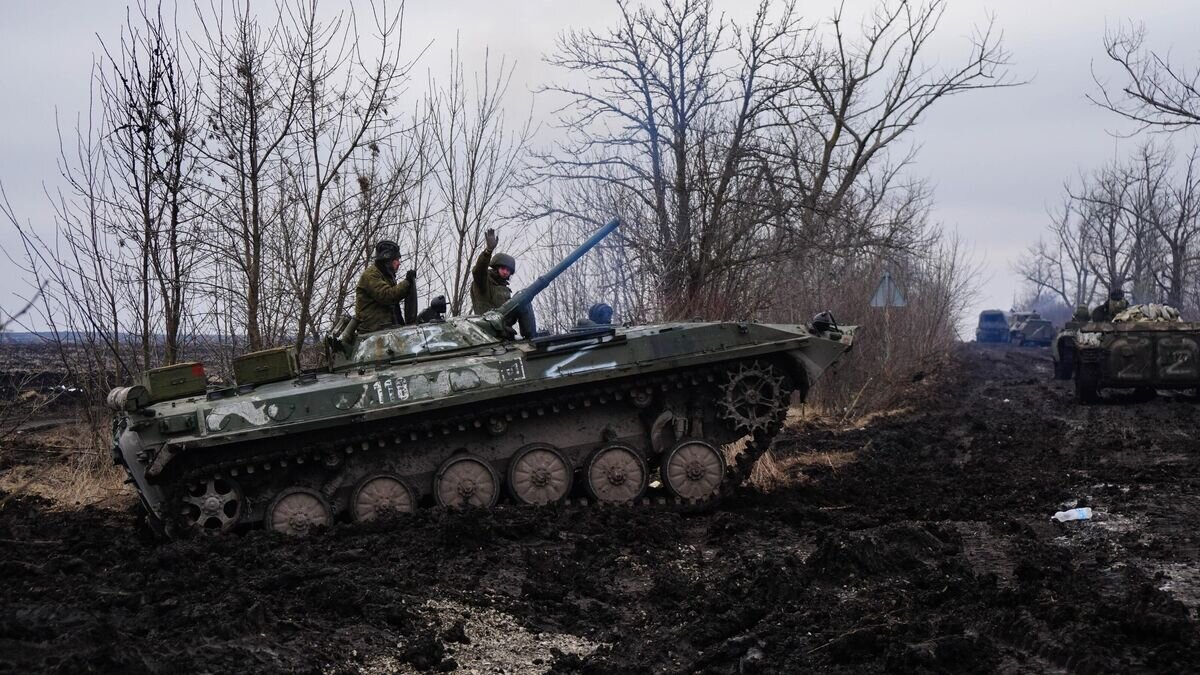    Военнослужащие народной милиции ДНР на боевой машине пехоты БМП-1© РИА Новости / Иван Родионов