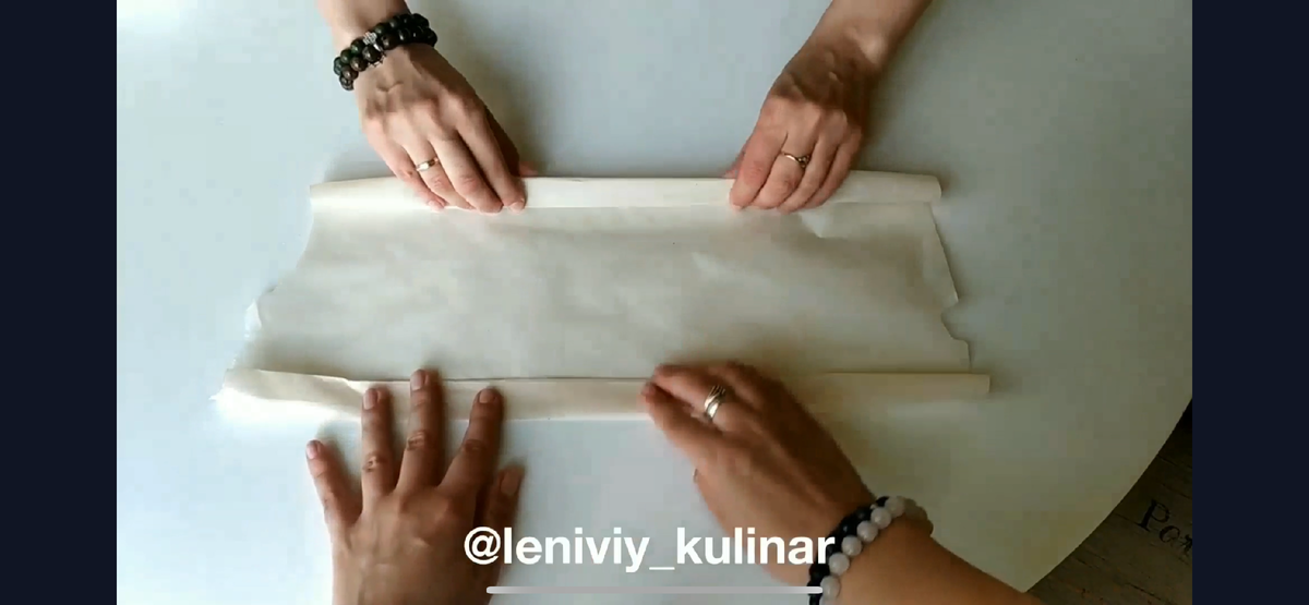 Лист пергамента начинаем сворачивать с двух длинных сторон. оставляя середину, формируем борта