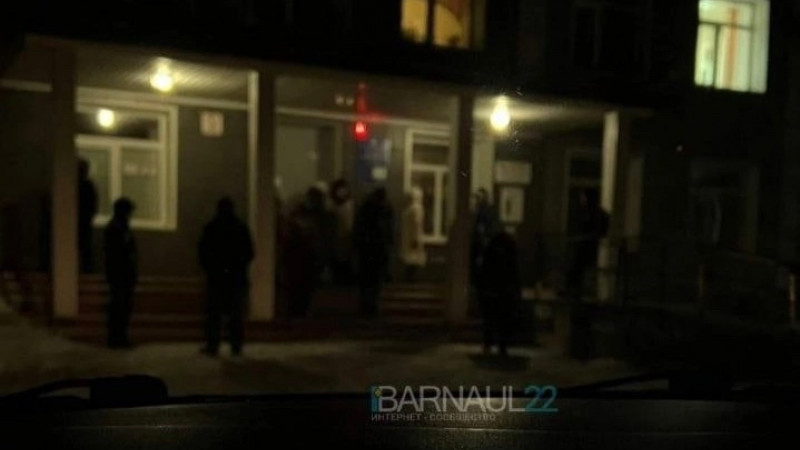     Очередь в поликлинику Новоалтайска. Группа ВКонтакте "Barnaul 22"