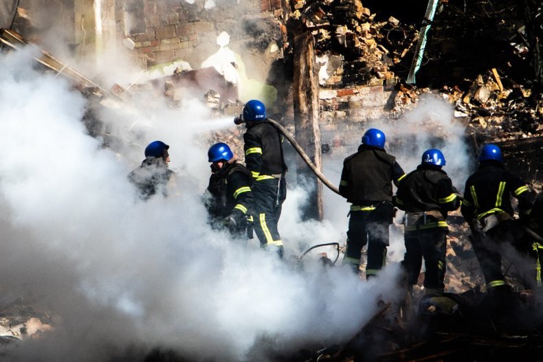 Спасатели разбирают завалы жилого дома, сбитого российскими дронами-камикадзе, 17 октября 2022 года в Киеве, Украина. Появились сообщения о том, что Россия может получить партию 100 прототипов беспилотников ZT-180 от китайского производителя. АЛЕКСЕЙ САМСОНОВ/GLOBAL IMAGES УКРАИНА ЧЕРЕЗ GETTY IMAGES