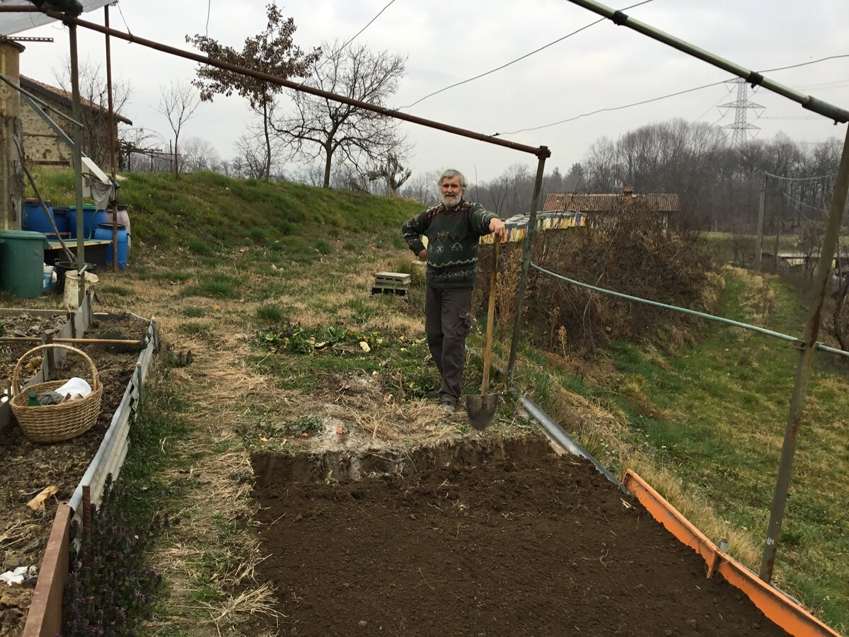 Даниэле копает по часу в день… В прошлом году он с другом арендовали какой-то аппарат, чтобы не копать, а обработать огород. Заплатили 100 евро за один день, но остались недовольны. В этом году решили копать лопатой. Вернее Пини копает, а его друг руководит:)))