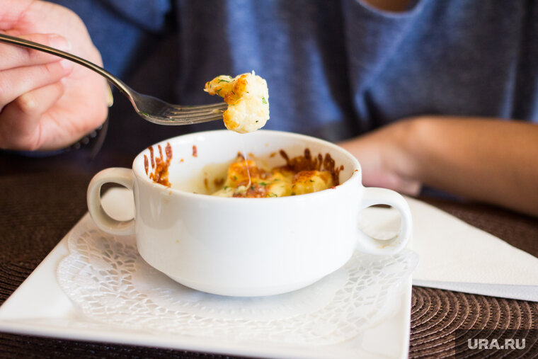    В бистро можно пообедать или заказать пиццу