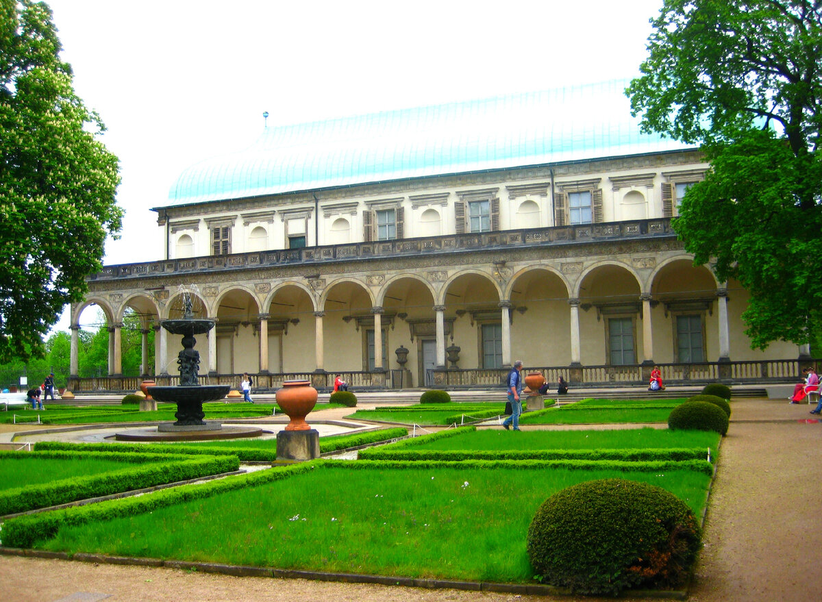 Все снаружи да снаружи, а так хочется посмотреть, что там внутри.