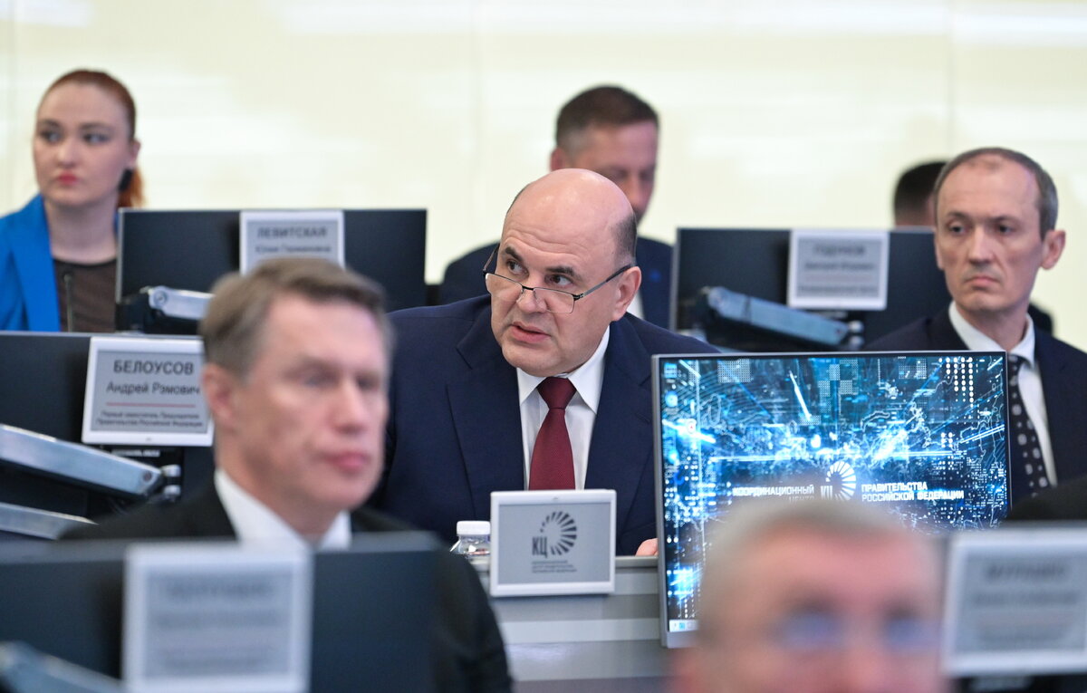    Премьер-министр РФ Михаил Мишустин (в центре)   Александр Астафьев/POOL/ТАСС