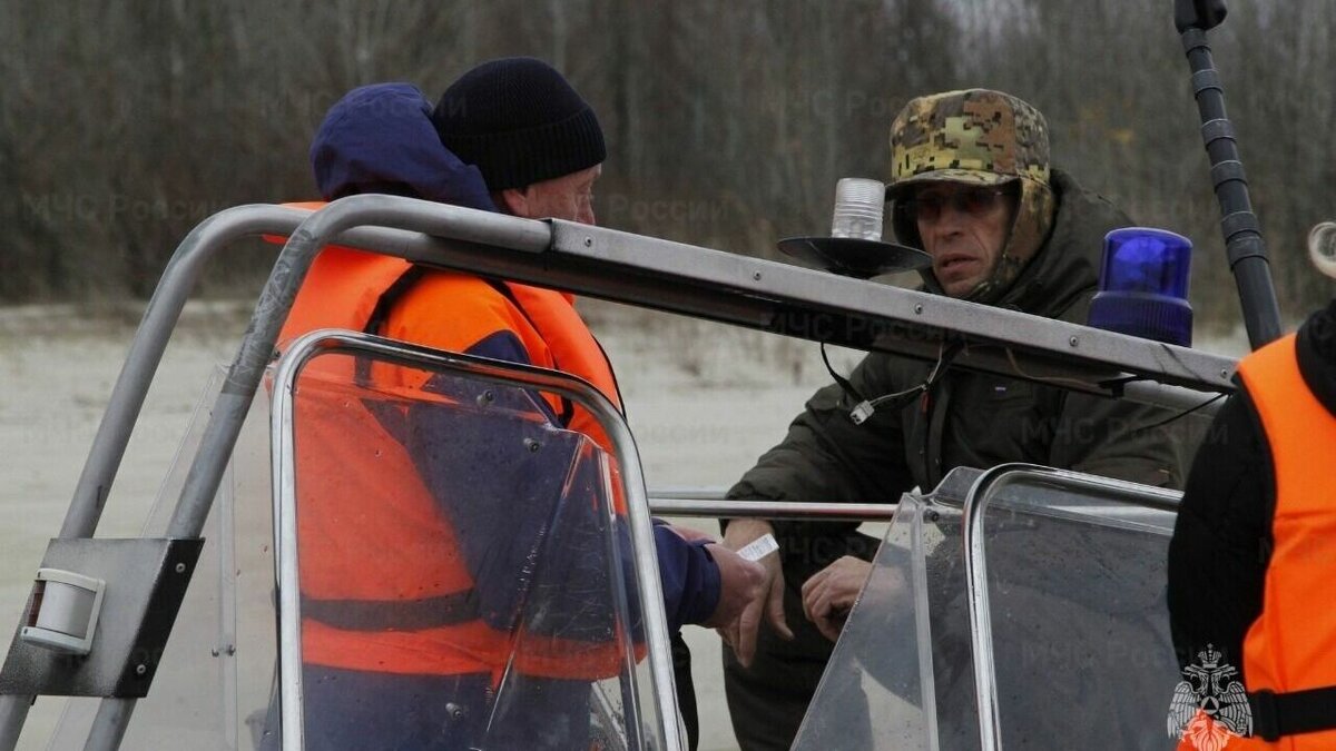     Проблема с затоплением весной старого моста — переправы через реку в хуторе Куцаевский Ростовской области возникла очень давно. Сколько существует хутор, столько лет и этой проблеме, поскольку населенный пункт разделяет река. Об этом сообщили RostovGazeta в администрации Чертковского района.