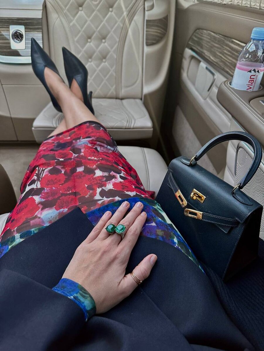    Ксения Собчак показывает многомиллионный подарок Константина Богомолова Фото: Telegram-канал Ксении Собчак