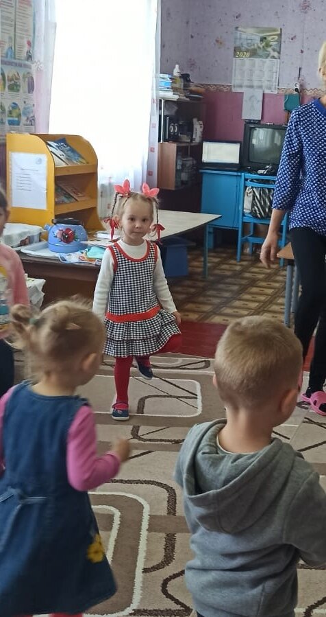 В местном саду, во время зарядки, иногда были и танцы! Фото 2021 года