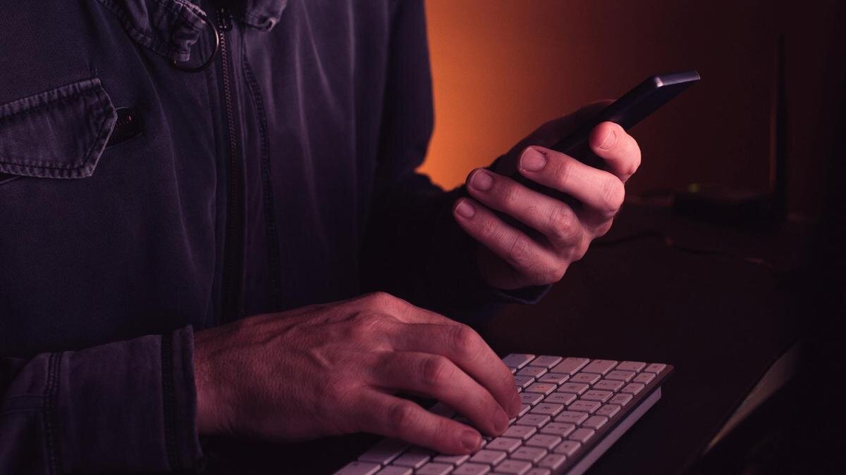    Мужчина смотрит в телефон:Igor Stevanovic/500px/Getty Images