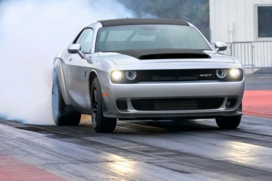 Под капотом спортивного купе Dodge Challenger Demon