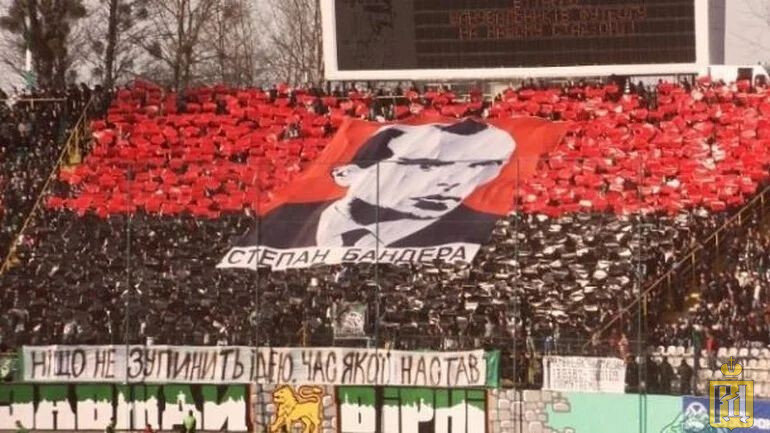 На фото огромный портрет Степана Бандеры на трибуне футбольных фанатов львовского клуба "Карпаты" в 2010 году. 
