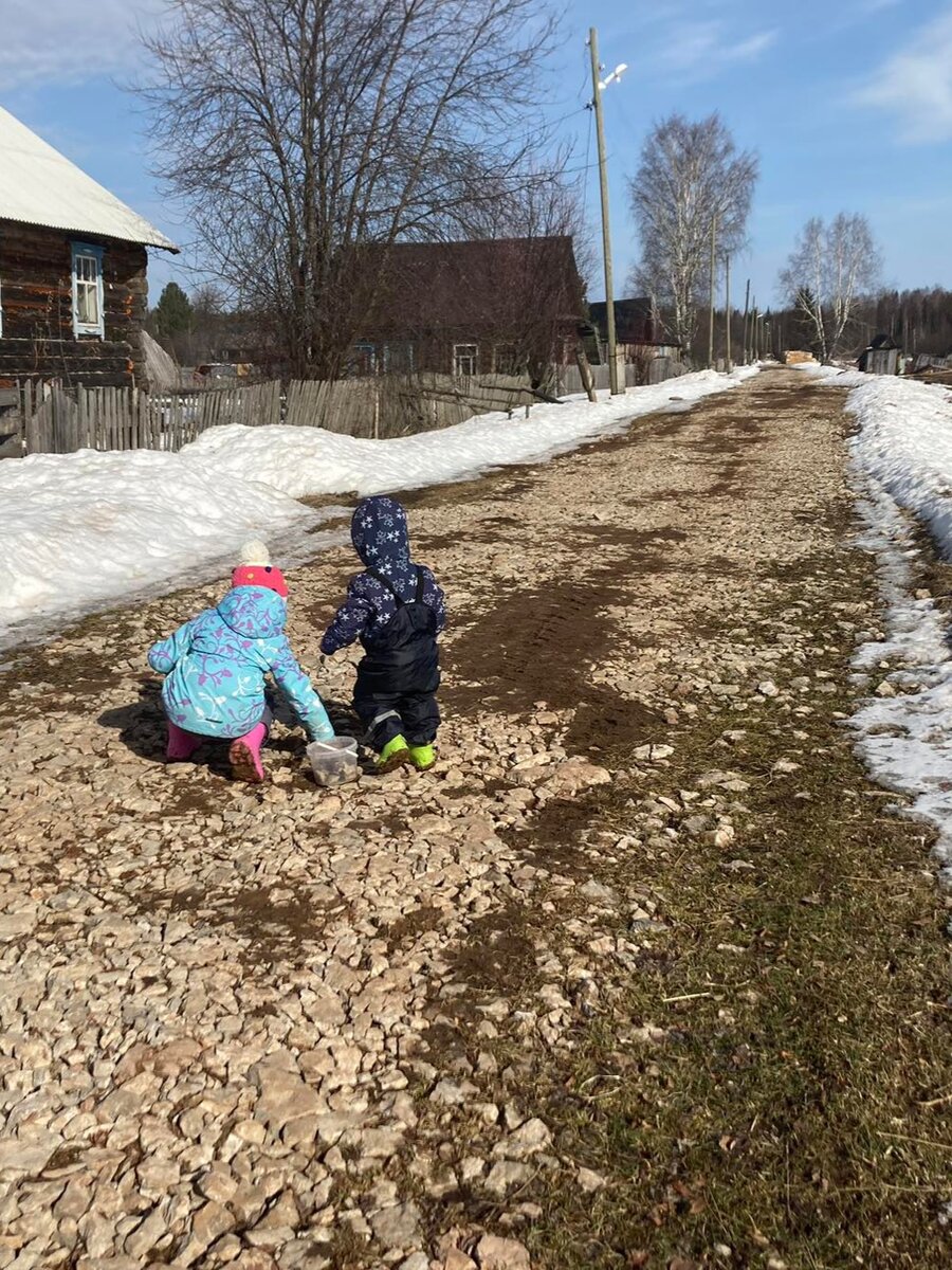 Дороги наши уже без снега, подсохли, и по ним приятно ходить, но не везде.