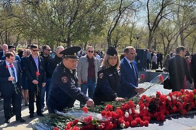    Возложение цветов к памятнику Юрию Гагарину и основоположнику космонавтики академику Сергею Королеву © Пресс-служба Главного управления Росгвардии по Московской области