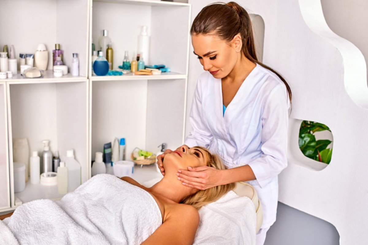    Выдает возраст и мешает открытой одежде. Как омолодить шею перед летом?