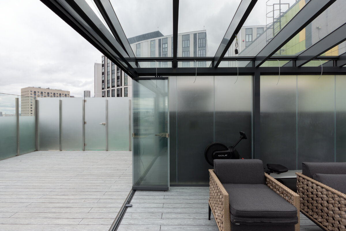 Терраса на крыше с безрамным раздвижным остеклением. Москва. Остекление выполнено нашей компанией. Проект Vipglassing.ru