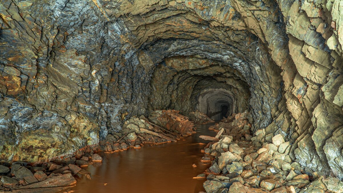 Из этой заброшенной шахты течёт "кровавая река"... — съездил в горы и проверил заброшку от подписчика