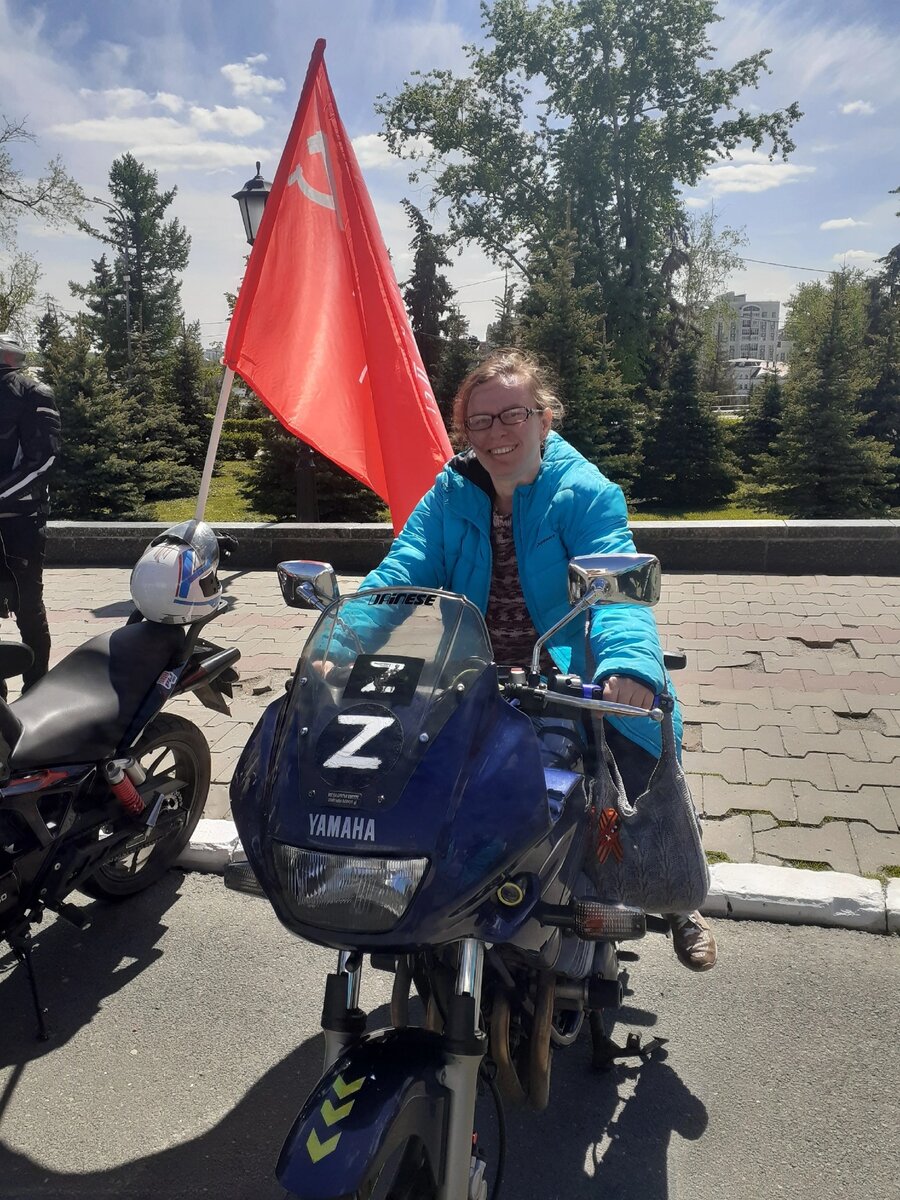 "Ночные волки" на День Победы разрешали всем желающим посидеть на коне))