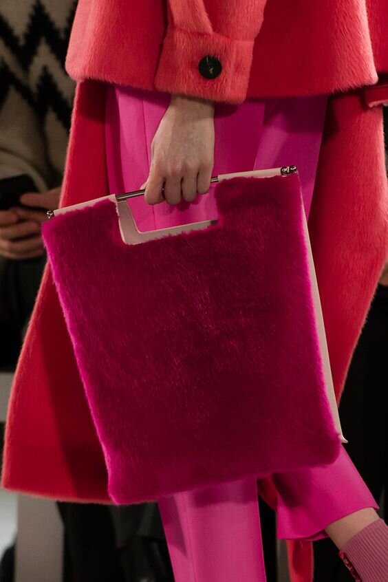 Сегодня говорим о сумках. А то давно не затрагивали мы эту тему! :)