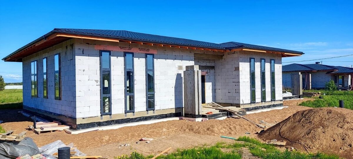 Одно этажный дом по проекту Рипл от компании Ilrusstroy.ru ( на фото дом в процессе строительства )