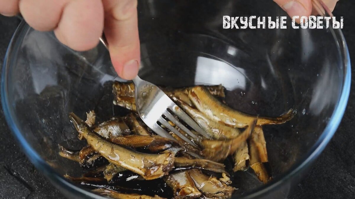 Быстрый и вкусный салат со шпротами и зелёным луком за 5 минут. Готовлю всё  лето. | Вкусные Советы | Дзен